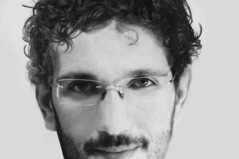 Nasce a Mazara del Vallo nel 1979. Apneista, addestratore di delfini e autore per la TV, dopo una laurea al DAMS e un diploma in doppiaggio studia recitazione, scrittura teatrale, disegno grafico e sceneggiatura. Lavora come social media manager per startup e brand di fama mondiale. Il Sogno di Oltrelà è il suo primo libro.